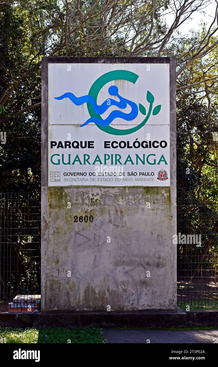 SAN PAOLO, SAN PAOLO, BRASILE - 10 giugno 2023: Totem in cemento con un'iscrizione in portoghese che dice: Parco ecologico Guarapiranga Foto Stock