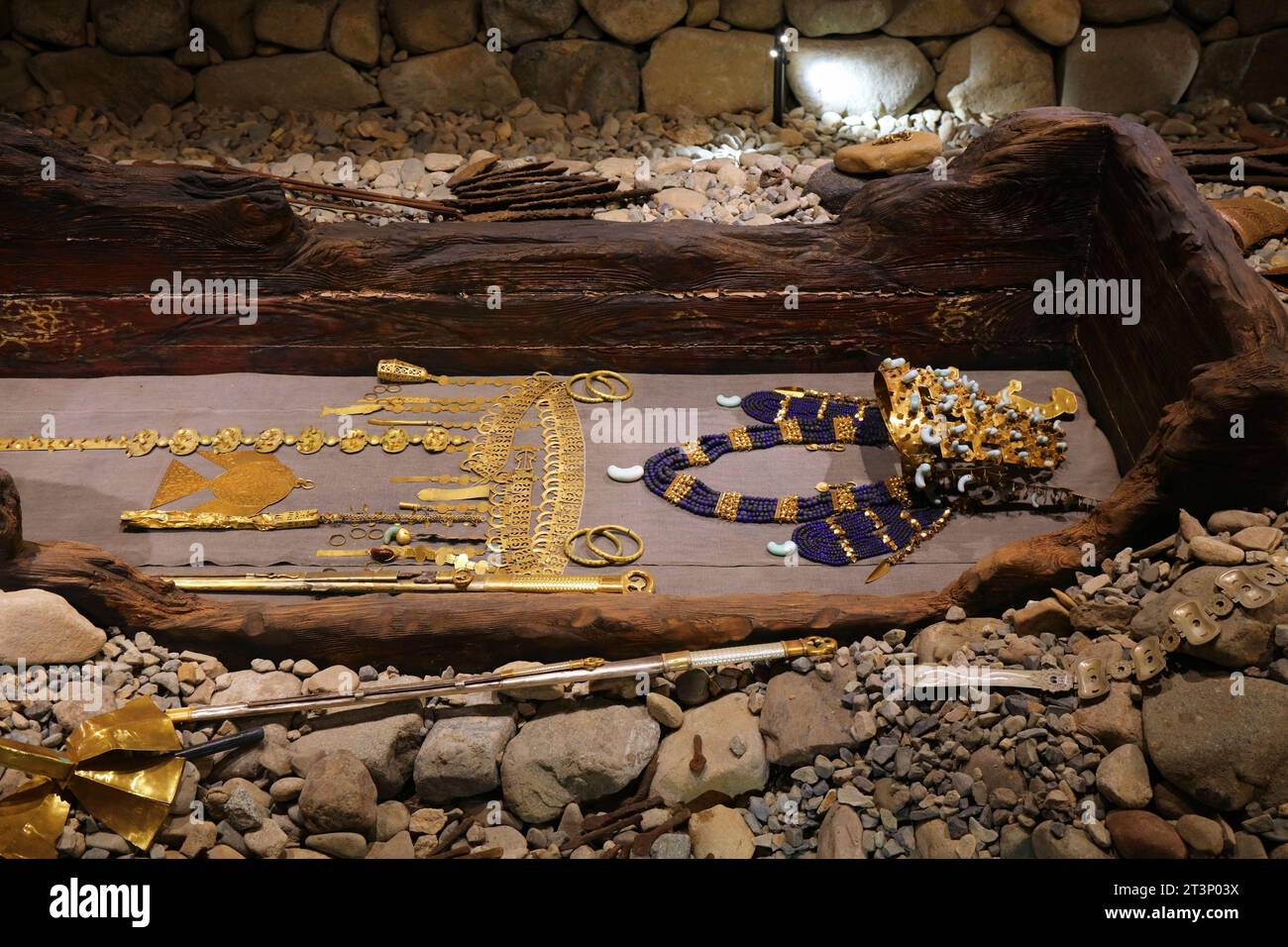 GYEONGJU, COREA DEL SUD - 26 MARZO 2023: Antico tesoro reale del regno di Silla trovato nel complesso funerario reale di Gyeongju, Corea del Sud. Foto Stock