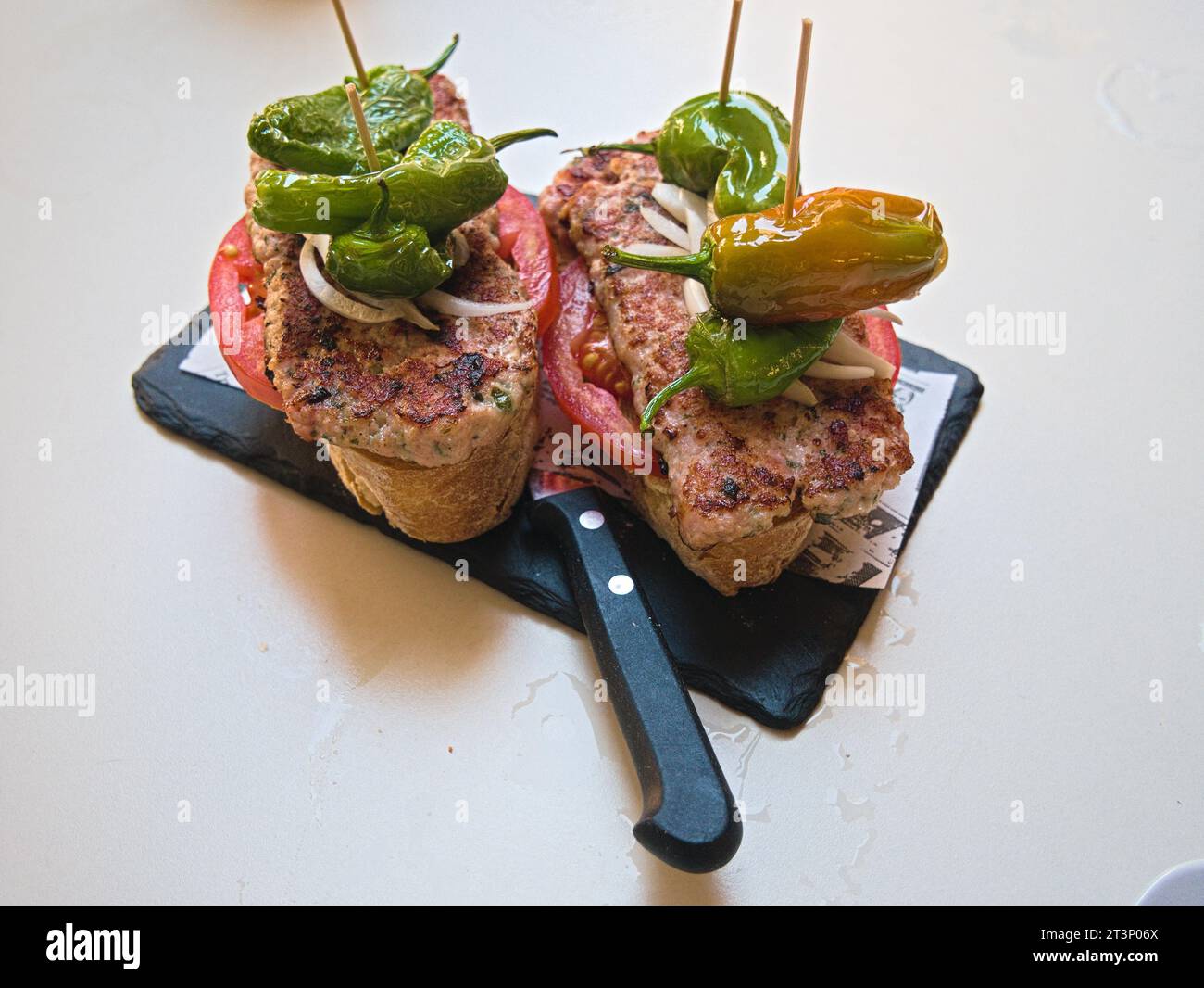 Montadito, panino aperto servito in Spagna Foto Stock