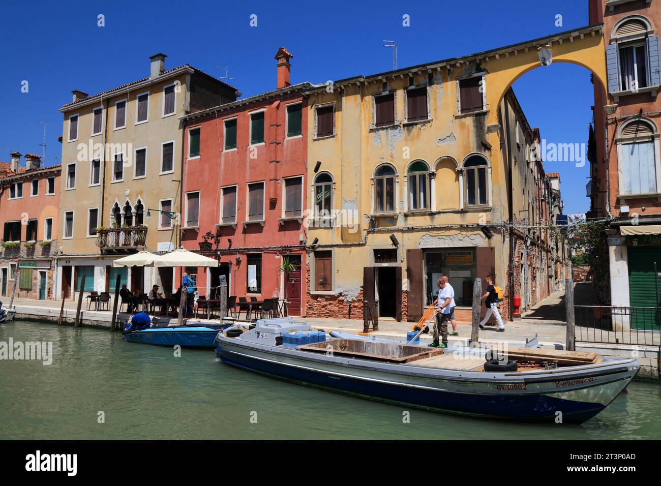 VENEZIA, ITALIA - 22 MAGGIO 2023: La gente visita il canale di Cannaregio a Venezia, Italia. Venezia è un sito patrimonio dell'umanità dell'UNESCO. Foto Stock