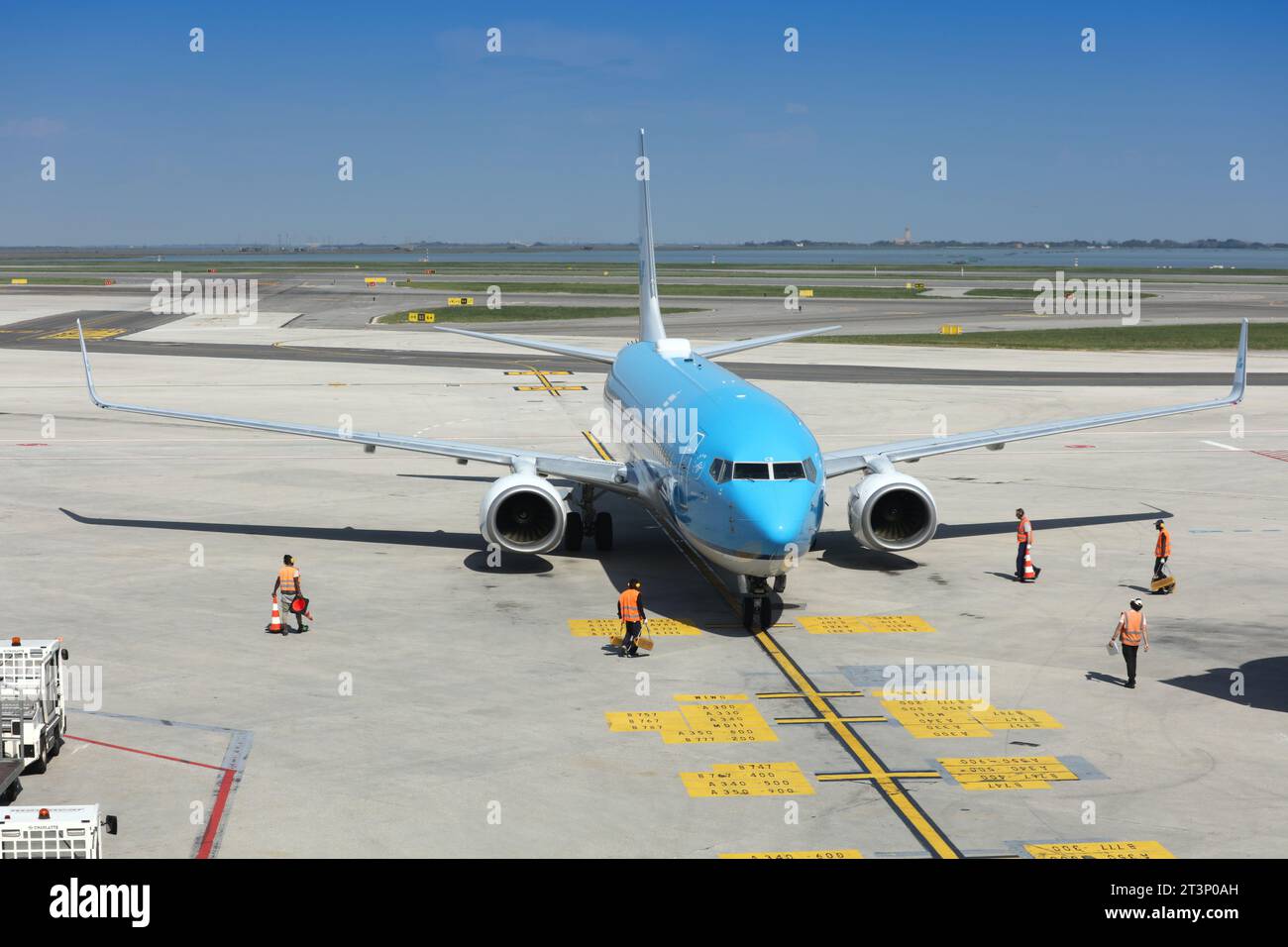 VENEZIA, ITALIA - 22 MAGGIO 2023: Aeromobili passeggeri Boeing 737-800 KLM Airline presso l'aeroporto Marco Polo di Venezia in Italia. E' un importante aeroporto internazionale Foto Stock