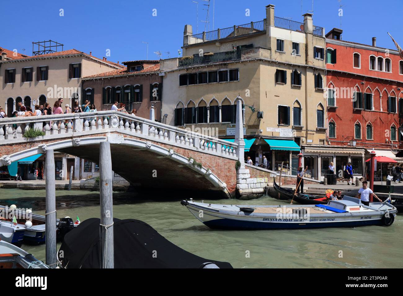 VENEZIA, ITALIA - 22 MAGGIO 2023: La gente visita Ponte delle Guglie sul canale di Cannaregio a Venezia, Italia. Venezia è un sito patrimonio dell'umanità dell'UNESCO. Foto Stock