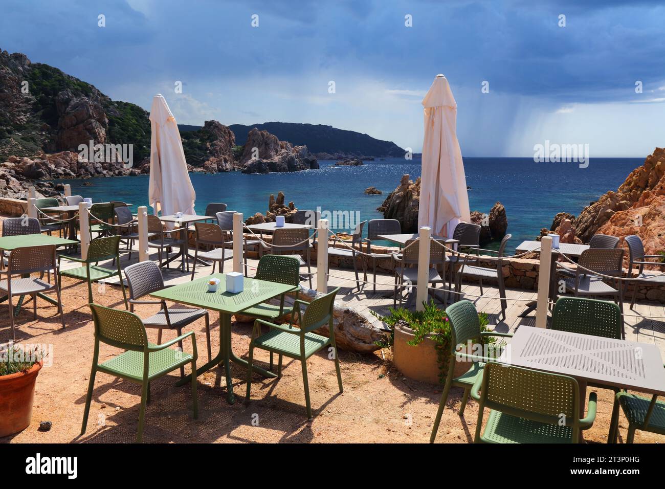 Caffè con vista mare a Costa Paradiso in Sardegna. Vista sul Golfo dell'Asinara. Foto Stock