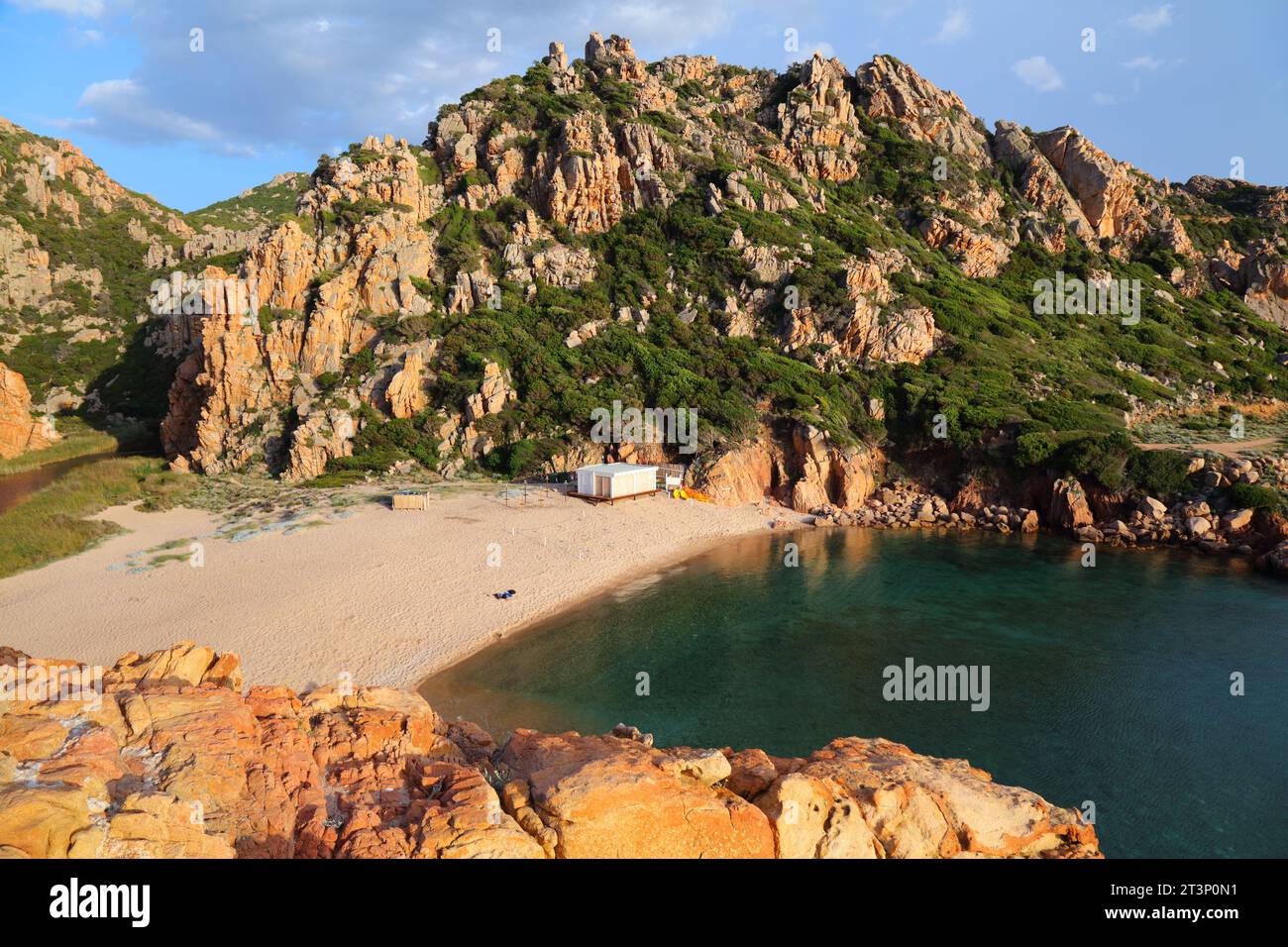 Spiaggia li Cossi a Costa Paradiso, isola Sardegna, Italia. Spiaggia vuota in Sardegna. Foto Stock