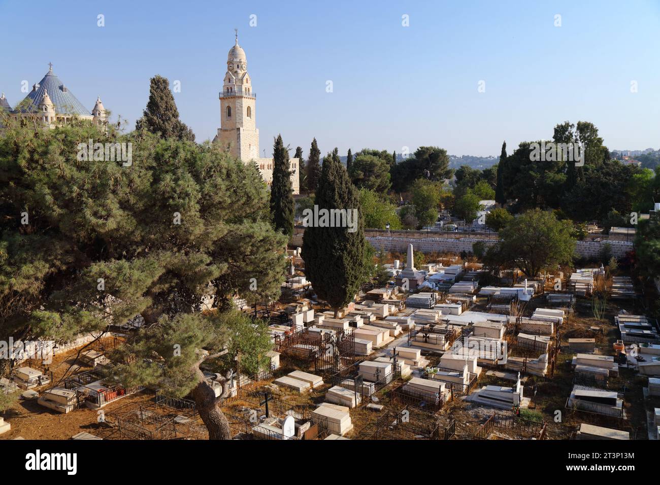 Cimitero armeno fuori dalle porte della città del quartiere armeno a Gerusalemme, Israele. Abbazia della Dormizione sullo sfondo. Foto Stock