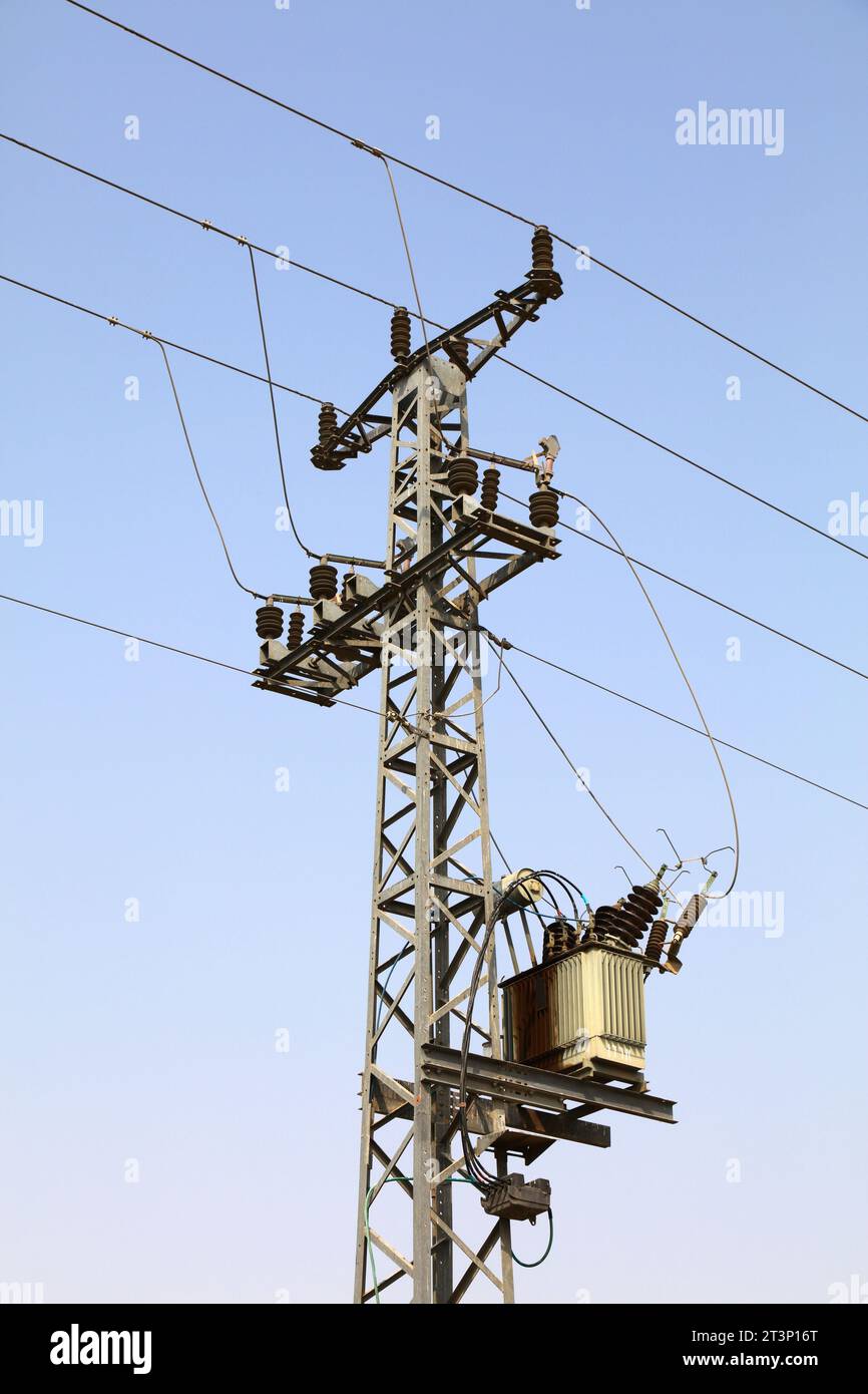 Rete elettrica in Israele. Palo in acciaio in Israele. Foto Stock