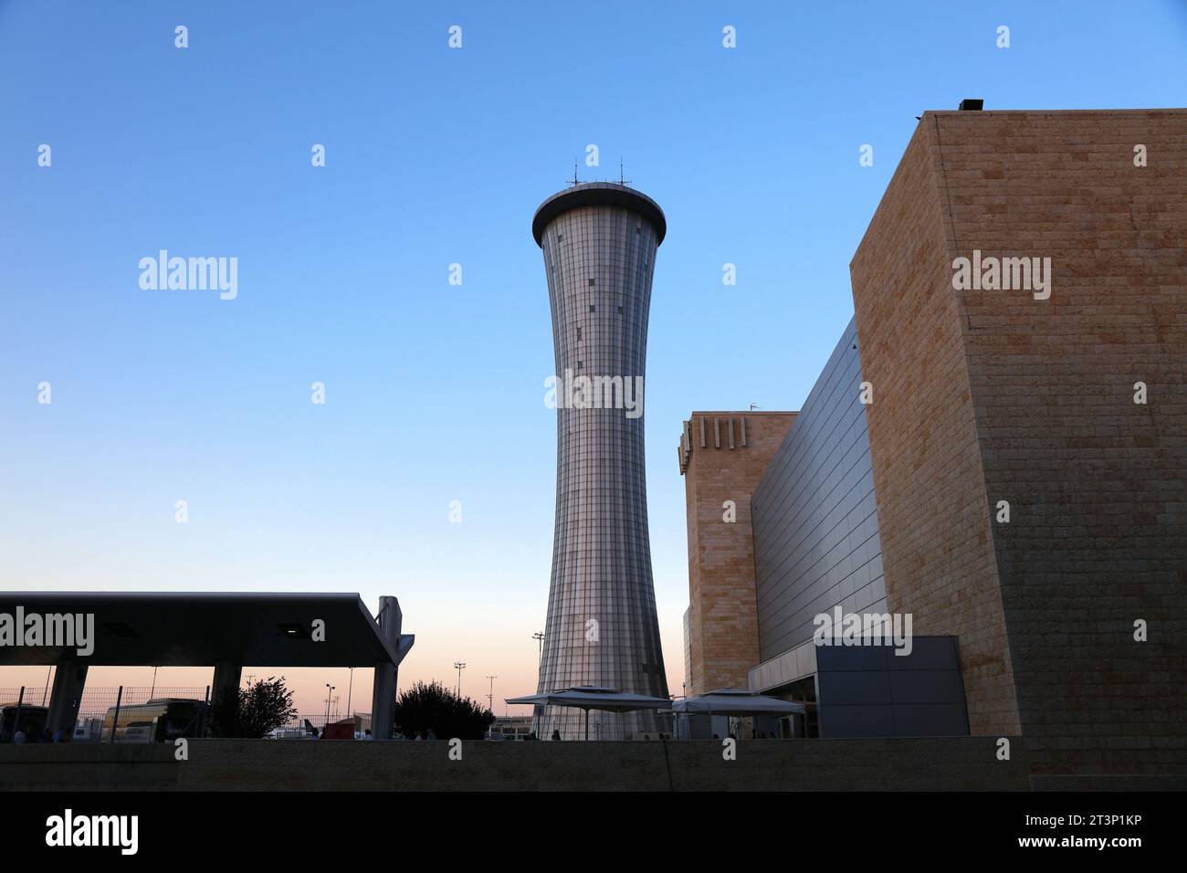 TEL AVIV, ISRAELE - 4 NOVEMBRE 2022: Torre di controllo ATC presso l'aeroporto Ben Gurion di Tel Aviv, Israele. È il più grande e importante aeroporto di Isra Foto Stock