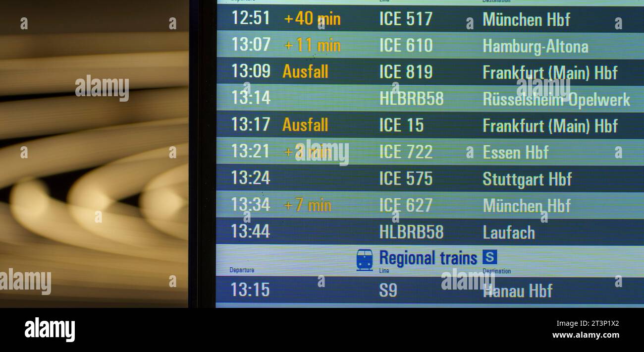 26 ottobre 2023, Assia, Francoforte sul meno: Una bacheca mostra i prossimi collegamenti ferroviari, talvolta con ritardi e cancellazioni, negli arrivi dei voli al Terminal 1. L'aeroporto di Francoforte sul meno è il più grande aeroporto commerciale della Germania. Foto: Andreas Arnold/dpa Foto Stock