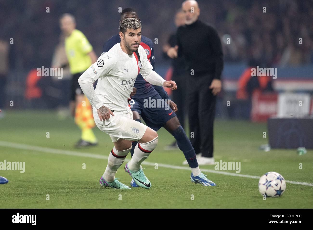 Parigi, Francia. 24 settembre 2023. Theo Hernandez AC Milan in azione durante la partita di UEFA Champions League tra Paris Saint-Germain e AC Milan al Parc des Princes il 25 ottobre 2023 a Parigi, in Francia. Foto di David Niviere/ABACAPRESS.COM credito: Abaca Press/Alamy Live News Foto Stock