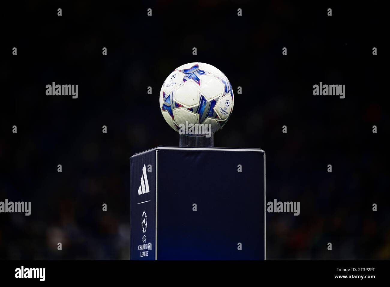Il pallone ufficiale di Adidas "finale 23" Champions League è visibile su una base prima della partita di UEFA Champions League tra FC Internazionale e RB Salzburg. Foto Stock