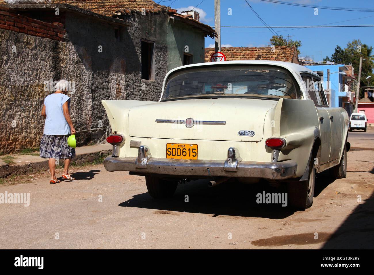 TRINIDAD, CUBA - 5 FEBBRAIO 2011: Carro armato classico Oldtimer parcheggiato a Trinidad. Cuba ha uno dei tassi pro capite di veicoli più bassi. Foto Stock