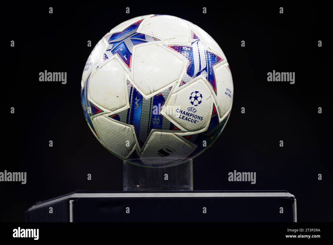 Il pallone ufficiale di Adidas "finale 23" Champions League è visibile su una base prima della partita di UEFA Champions League tra FC Internazionale e RB Salzburg. Foto Stock