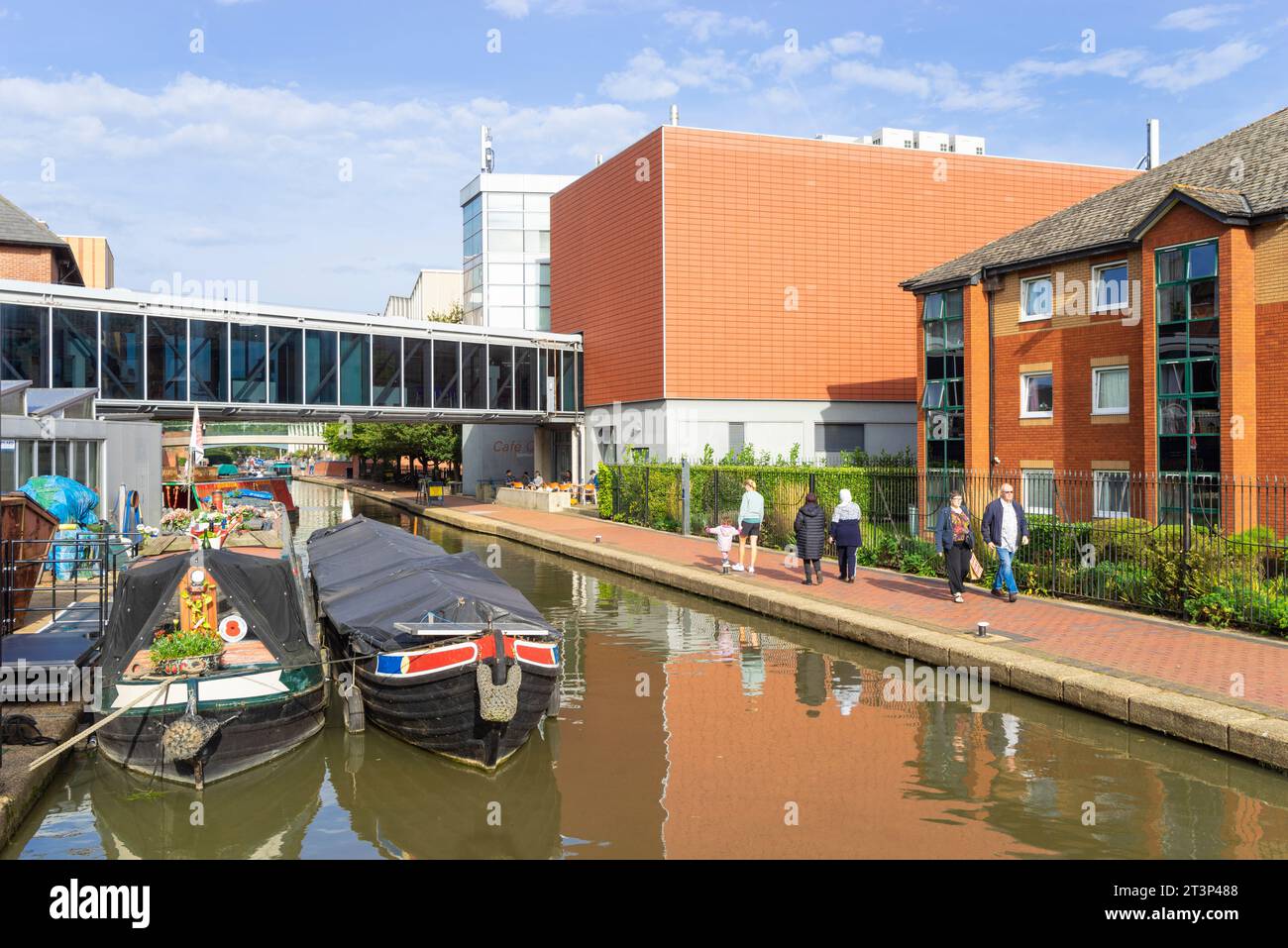 Banbury Tooleys Boatyard sul canale di Oxford e il centro commerciale Castle Quay Banbury Oxfordshire Inghilterra Regno Unito Europa Foto Stock