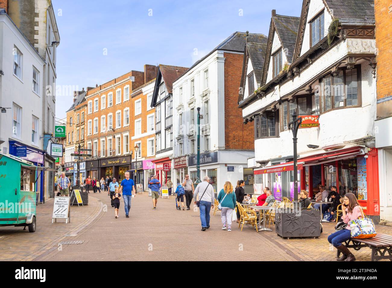 Negozi della Banbury High Street e negozi di gente che fa shopping sulla High Street Banbury Oxfordshire Inghilterra Regno Unito GB Europa Foto Stock