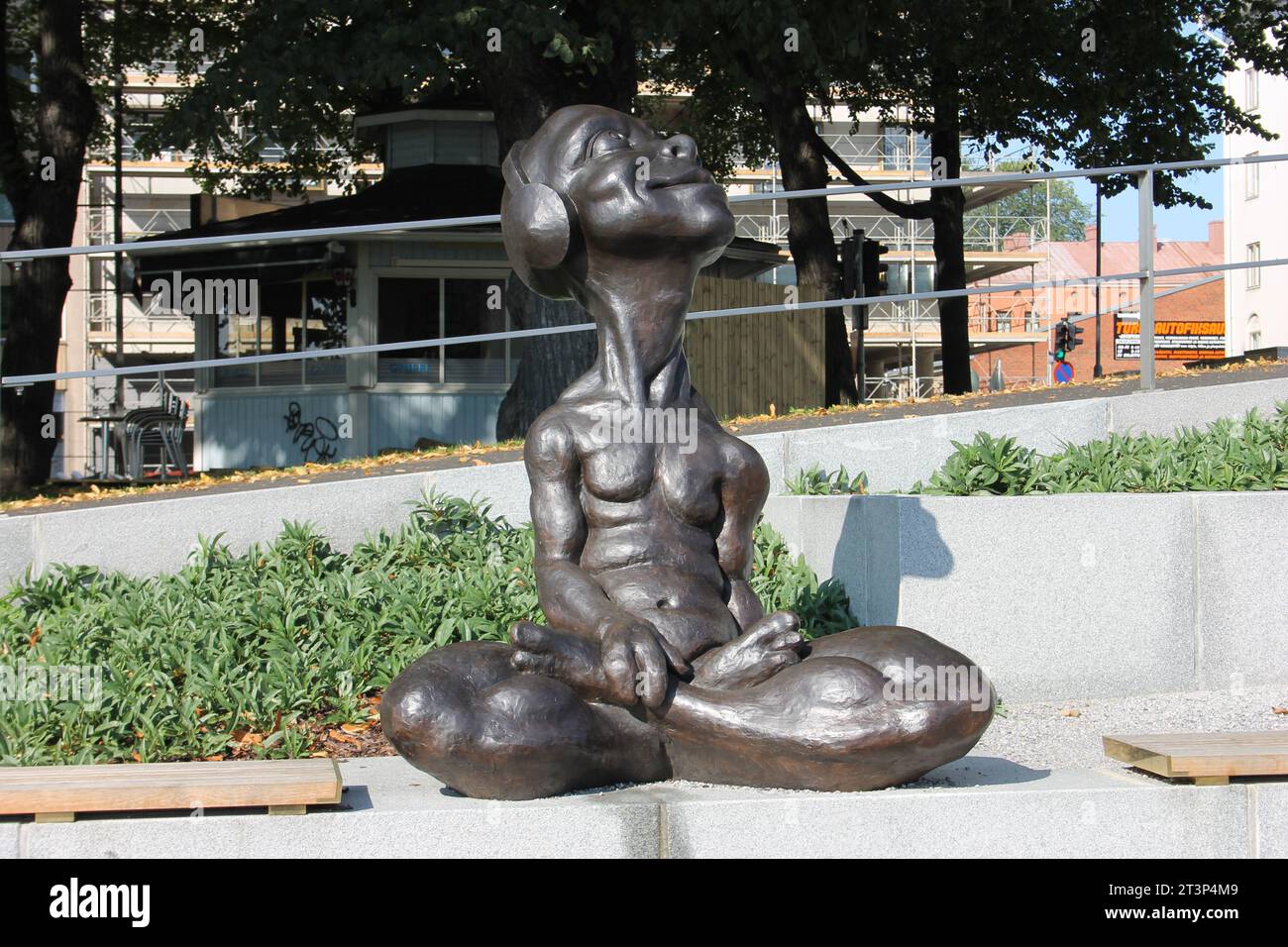 Finnland: monumento di un ragazzo con le cuffie Foto Stock