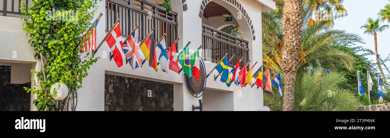 Bandiere dei paesi europei di fronte a un edificio alberghiero nelle isole di Capo Verde Foto Stock