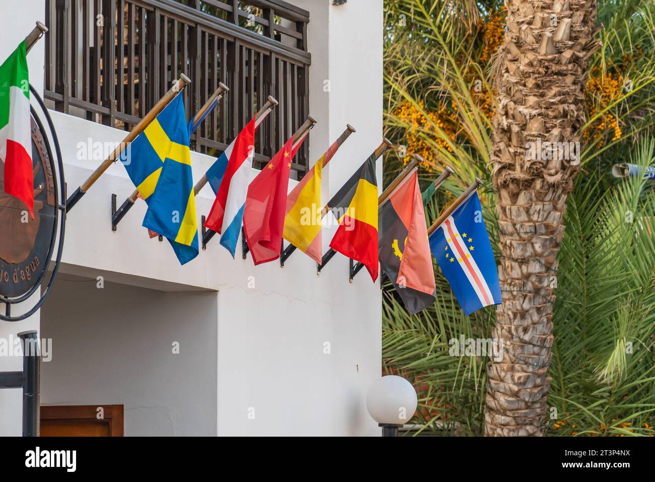 Bandiere dei paesi europei di fronte a un edificio alberghiero nelle isole di Capo Verde Foto Stock