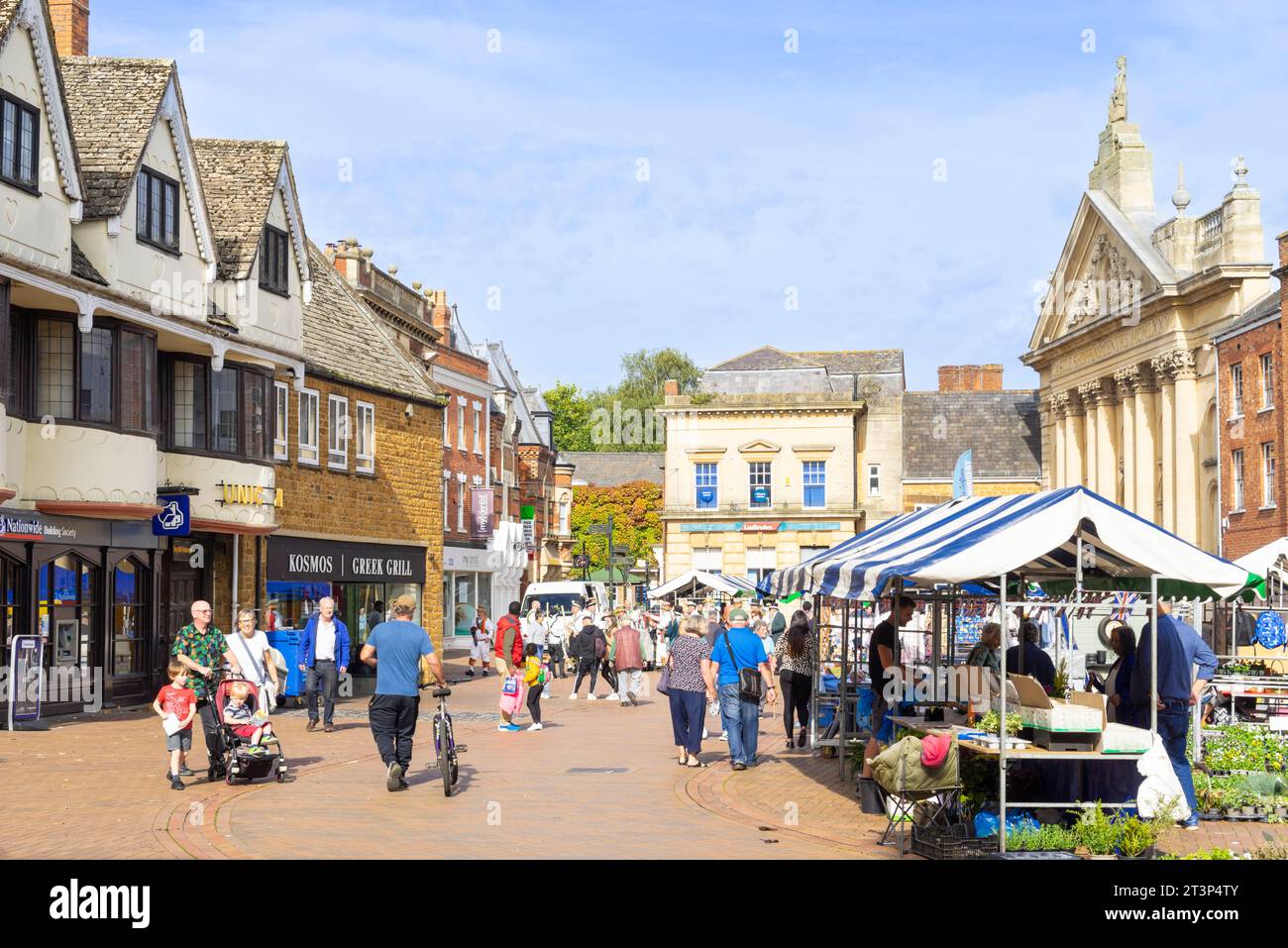 Banbury Market Place con mercato settimanale del sabato e mercato agricolo con bancarelle nel Market Place Banbury Oxfordshire Inghilterra Regno Unito GB Europa Foto Stock