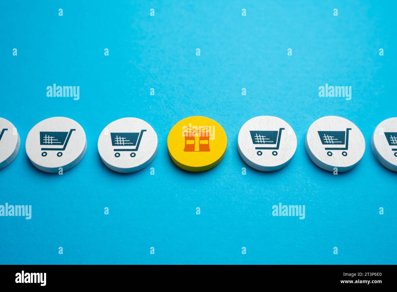 Effettua acquisti e ricevi regali. Shopping. Vendite e promozioni. Fatevi un regalo. Azione promozionale. Raggiungi l'obiettivo e ottieni il premio. Foto Stock
