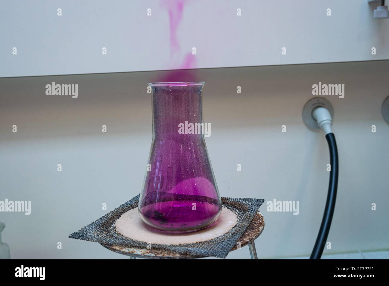 Esperimento scientifico per mostrare la transizione di fase Foto Stock