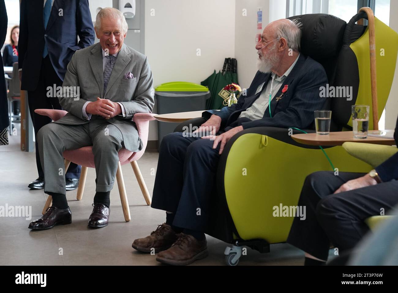 Re Carlo III incontra il paziente Bernard Godding mentre apre l'ospizio Priscilla Bacon Lodge a Norwich, Norfolk, un'unità di cure palliative all'avanguardia che è stata appositamente progettata per consentire ai pazienti di godersi il paesaggio circostante, lavorando in collaborazione con Norfolk Community Health and Care NHS Trust. Data immagine: Giovedì 26 ottobre 2023. Foto Stock