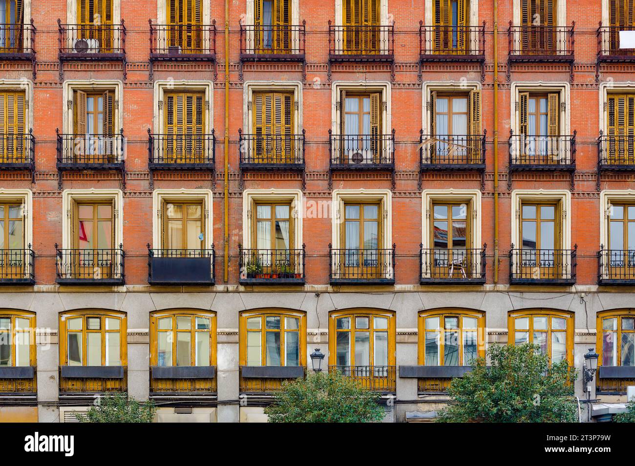 Finestre su un antico palazzo di appartamenti in Plaza Mayor a Madrid, Spagna Foto Stock