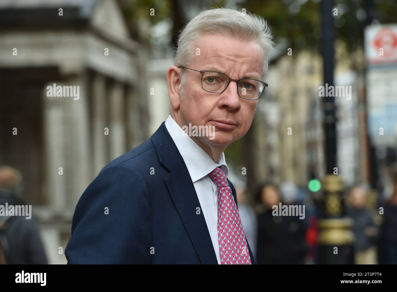 Michael Gove, il Segretario di Stato del Regno Unito, è raffigurato lasciare l'Ufficio di Gabinetto a seguito di un incontro DI COBRA incentrato sull'evacuazione dei britannici intrappolati a Gaza prima di una potenziale invasione militare da parte di Israele. L'incontro ha anche affrontato gli sforzi per garantire il rilascio di ostaggi britannici sequestrati da Hamas a Gaza e ha discusso la situazione più ampia nella regione. Foto Stock