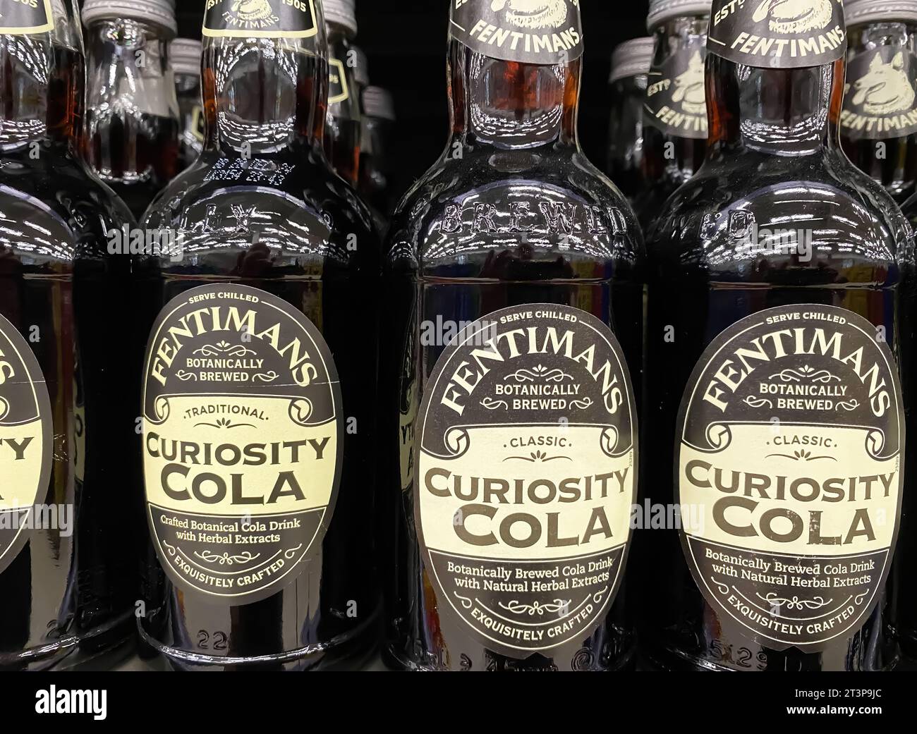 Viersen, Germania - 9 ottobre. 2023: Primo piano delle bottiglie botaniche di Curiosity Cola Fentimans Foto Stock