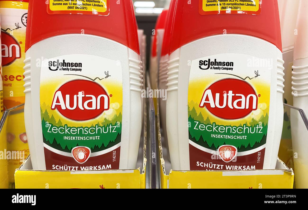 Viersen, Germania - 9 ottobre. 2023: Primo piano delle bottiglie Autan tick Protection repellent Foto Stock