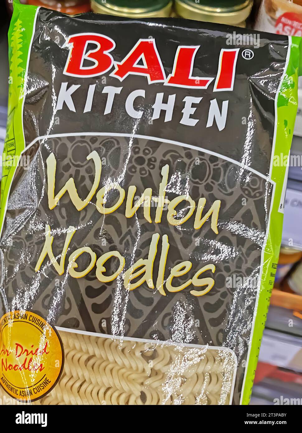Viersen, Germania - 9 ottobre. 2023: Primo piano del pacchetto Bali Kitchen Wonton Noodles essiccato Foto Stock