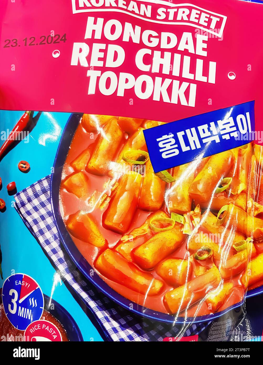 Viersen, Germania - 9 ottobre. 2023: Primo piano del pack korean Street hongdae topokki Noodles Foto Stock