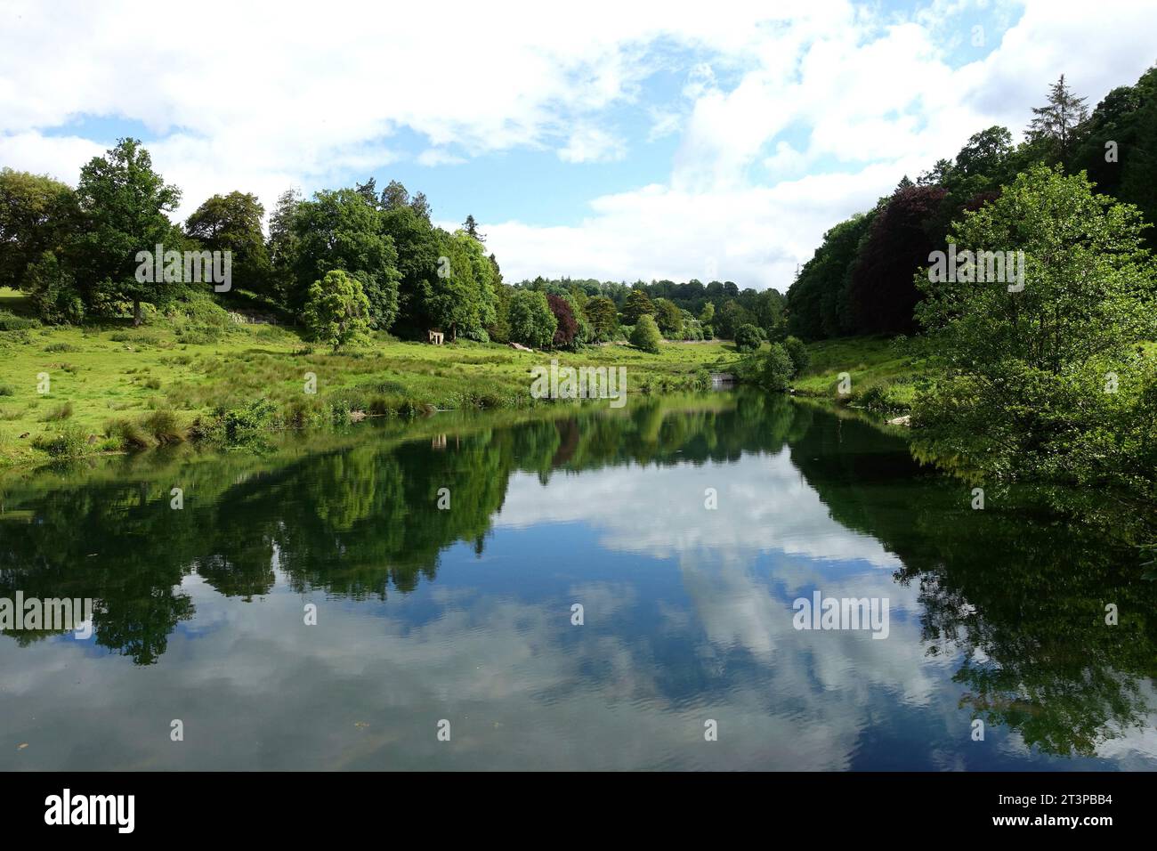 Una fotografia di un bellissimo lago nel sud-ovest dell'Inghilterra Foto Stock