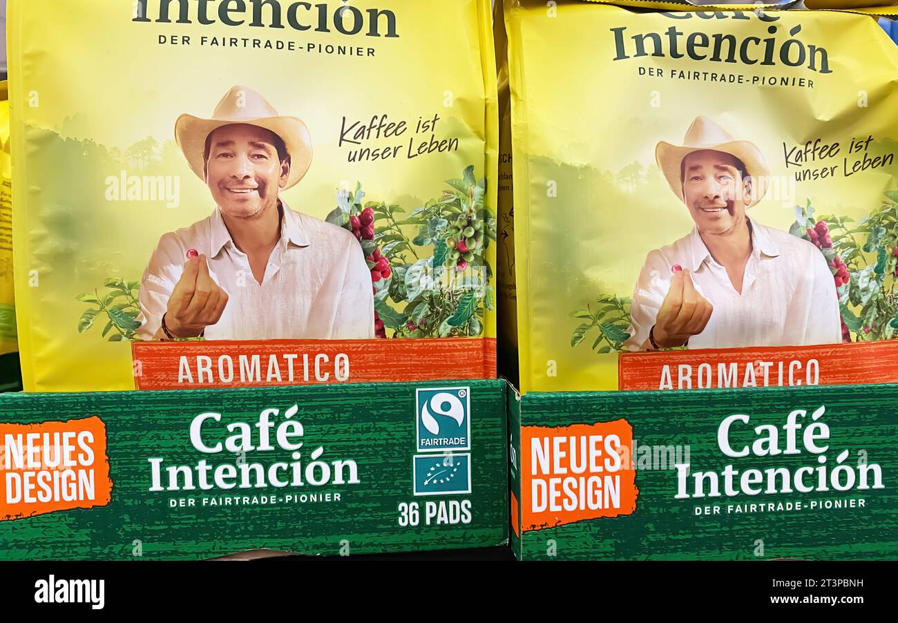 Viersen, Germania - 9 ottobre. 2023: Primo piano di confezioni di cialde intencion fairtrade Foto Stock