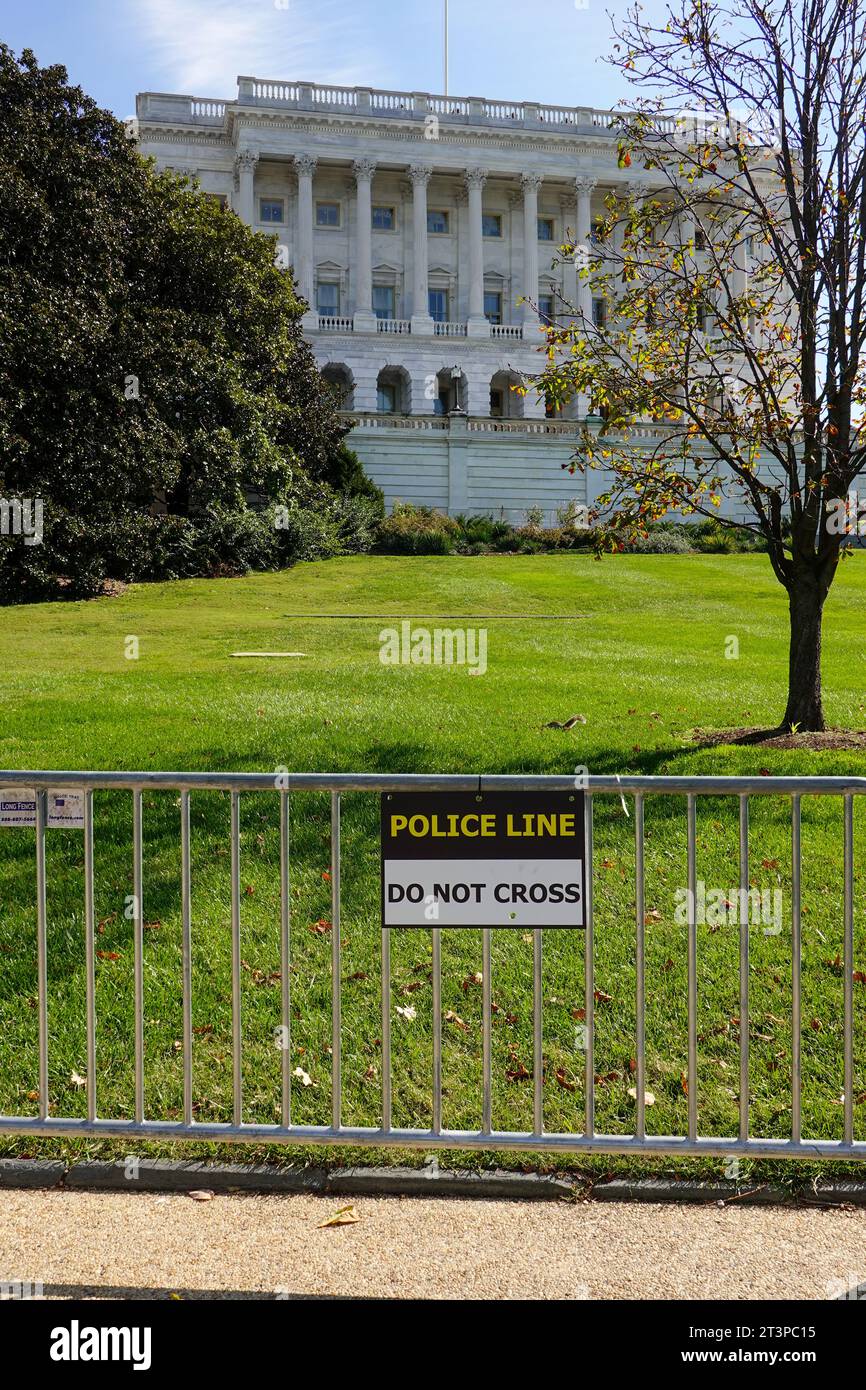 Police Line, Do Not Cross, cartello di riscaldamento sulla barricata di fronte al Campidoglio degli Stati Uniti, Washington DC, USA. Foto Stock