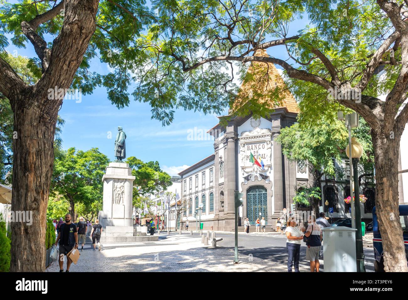 Estátua João Zarco (statua) e Banco de Portugal (Banca del Portogallo), Avenue Arriaga, Funchal, Madeira, Portogallo Foto Stock