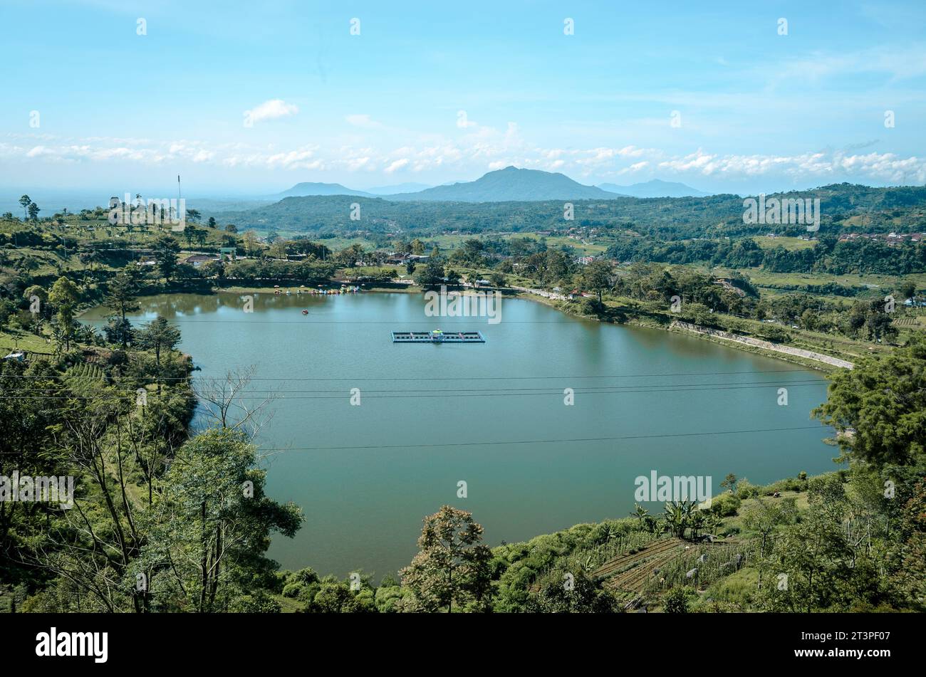 Lago Wahyu (Telaga Wahyu) a Magetan, Giava orientale, con vista sulle montagne in lontananza Foto Stock