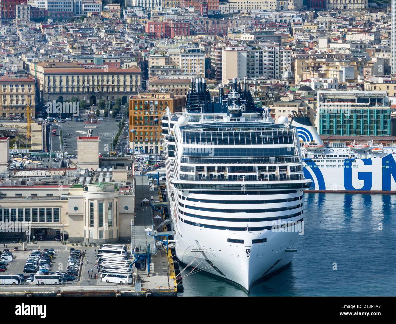 MSC World Europa è una nave da crociera di classe mondiale consegnata per MSC Cruises. Vista aerea al porto di Napoli in Italia Foto Stock