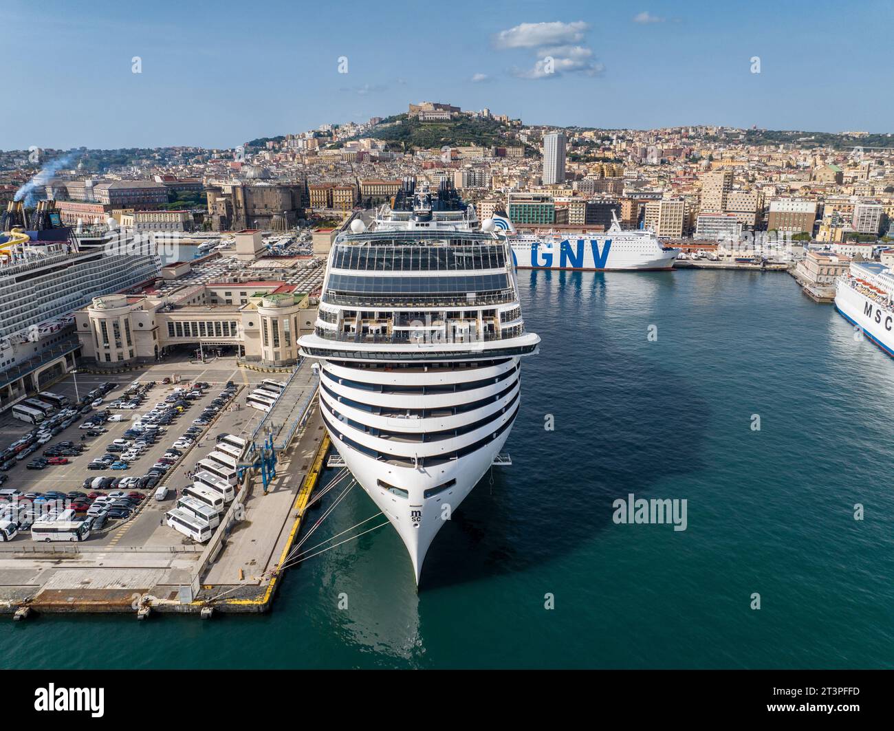 MSC World Europa è una nave da crociera di classe mondiale consegnata per MSC Cruises. Vista aerea al porto di Napoli in Italia Foto Stock