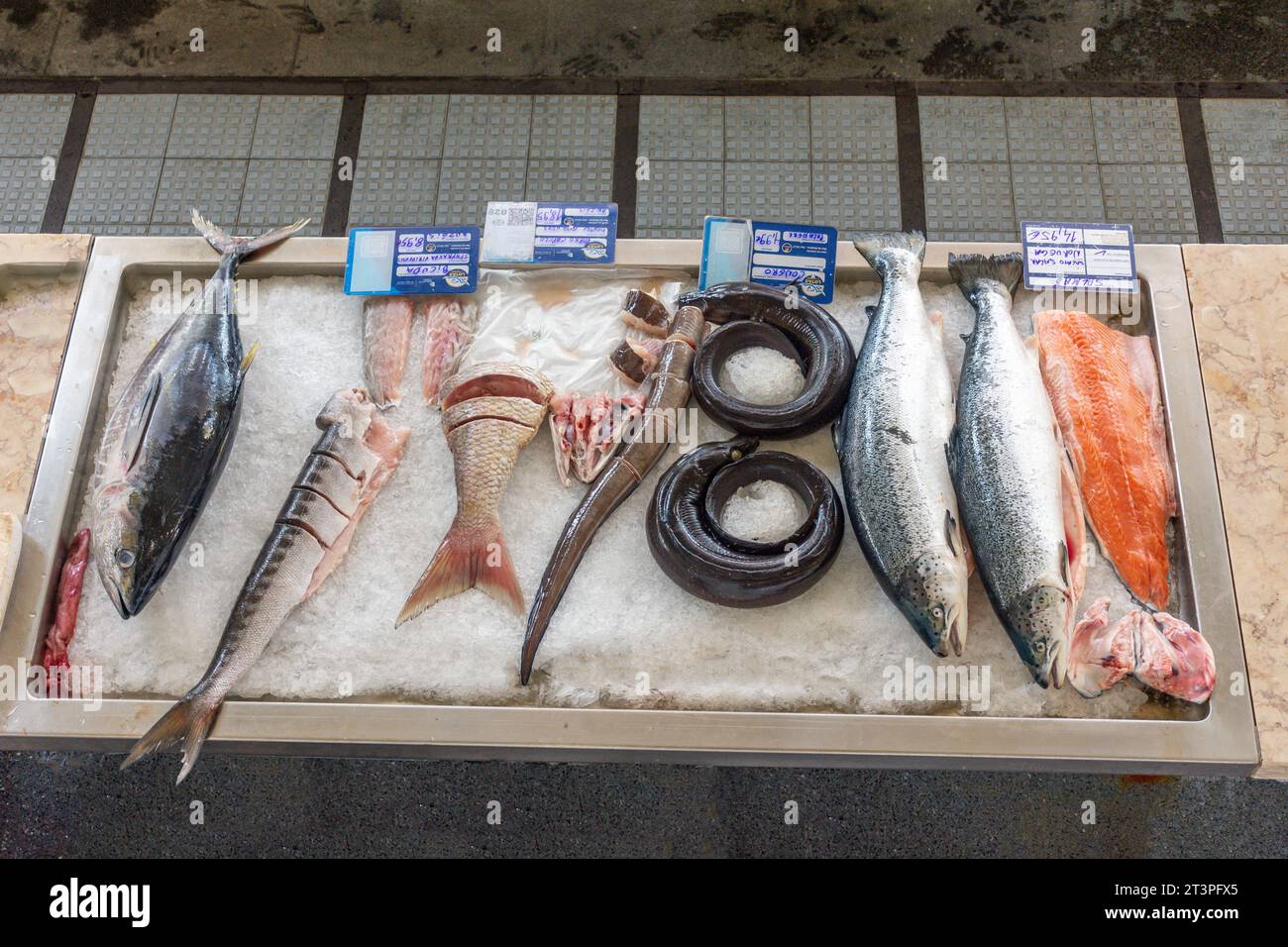 Mostra di pesci nei pescivendoli all'interno del Mercado dos Lavradores (mercato degli agricoltori), Rua Brigadeiro Oudinot, Funchal, Madeira, Portogallo Foto Stock