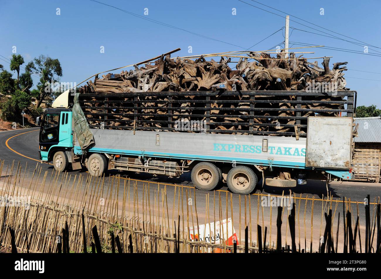 Laos, deforestazione LAO PDR, Oudomxay, Khmu Village Houyta, trasporto di legname radicale in Cina *** LAOS, Provinz Oudomxay, Dorf Houyta, Transport von Holz und Wurzelholz nach China Houyta Oudomxay Laos Credit: Imago/Alamy Live News Foto Stock