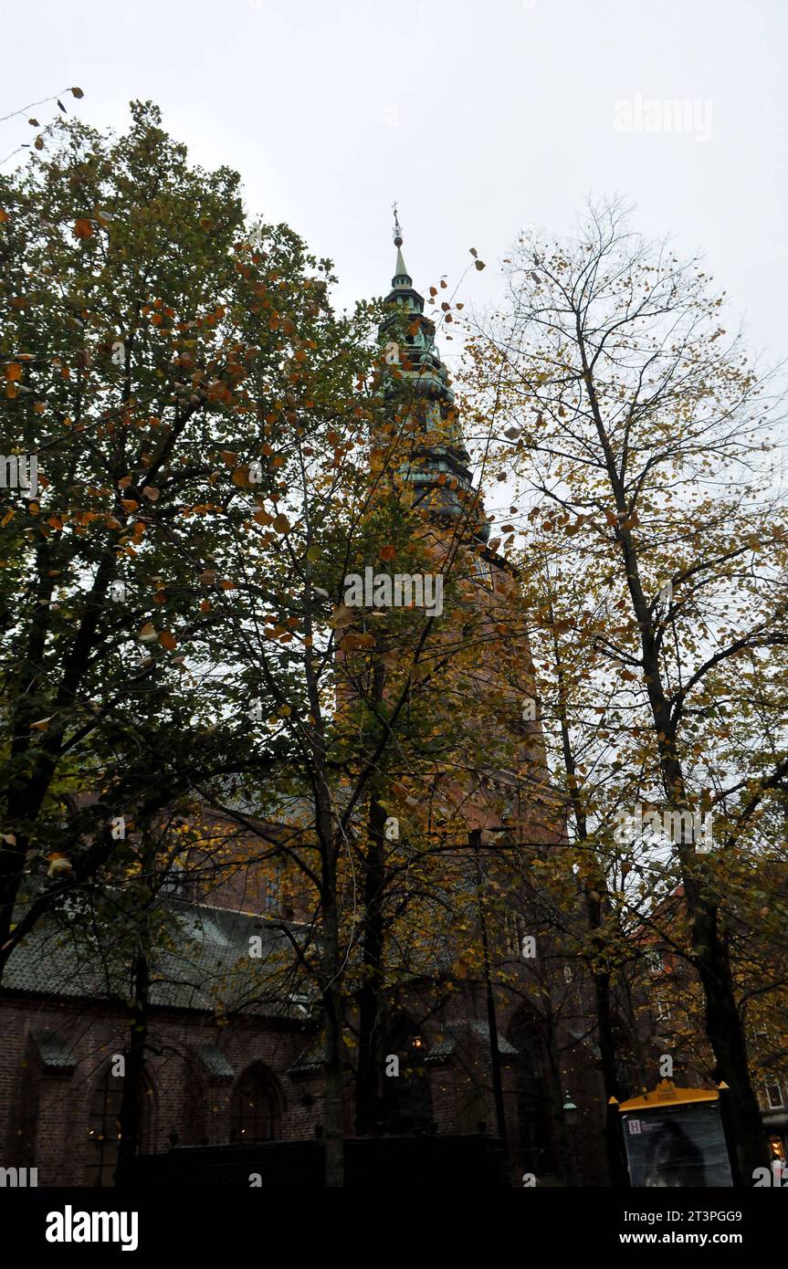 Copenhagen, Danimarca /26 ottobre. 2023/.Nikalj kirke e la sala delle arti a nikolaj plads nella capitale danese. Foto.Francis Joseph Dean/Dean Pictures credito: Imago/Alamy Live News Foto Stock