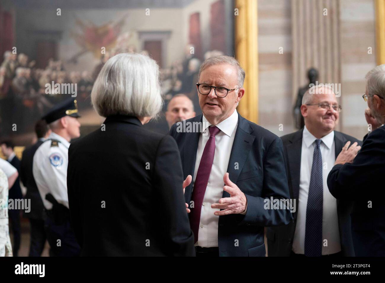 Washington, Stati Uniti. 26 ottobre 2023. Il primo ministro australiano Anthony Albanese parla con il Sergente d'armi del Senato Karen Gibson alla Rotonda presso il Campidoglio degli Stati Uniti a Washington DC giovedì 26 ottobre 2023. Foto di Bonnie Cash/UPI credito: UPI/Alamy Live News Foto Stock