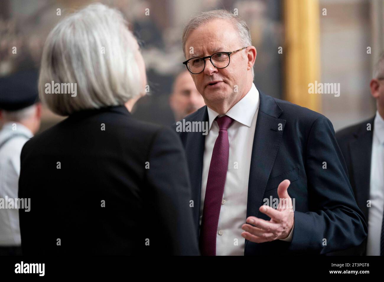 Washington, Stati Uniti. 26 ottobre 2023. Il primo ministro australiano Anthony Albanese parla con il Sergente d'armi del Senato Karen Gibson alla Rotonda presso il Campidoglio degli Stati Uniti a Washington DC giovedì 26 ottobre 2023. Foto di Bonnie Cash/UPI credito: UPI/Alamy Live News Foto Stock
