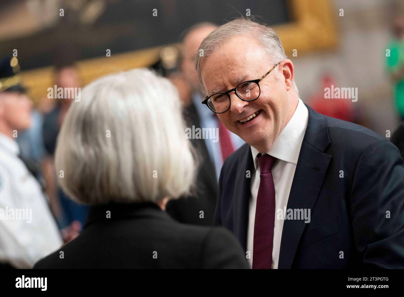 Washington, Stati Uniti. 26 ottobre 2023. Il primo ministro australiano Anthony Albanese parla con il Sergente d'armi del Senato Karen Gibson alla Rotonda presso il Campidoglio degli Stati Uniti a Washington DC giovedì 26 ottobre 2023. Foto di Bonnie Cash/UPI credito: UPI/Alamy Live News Foto Stock