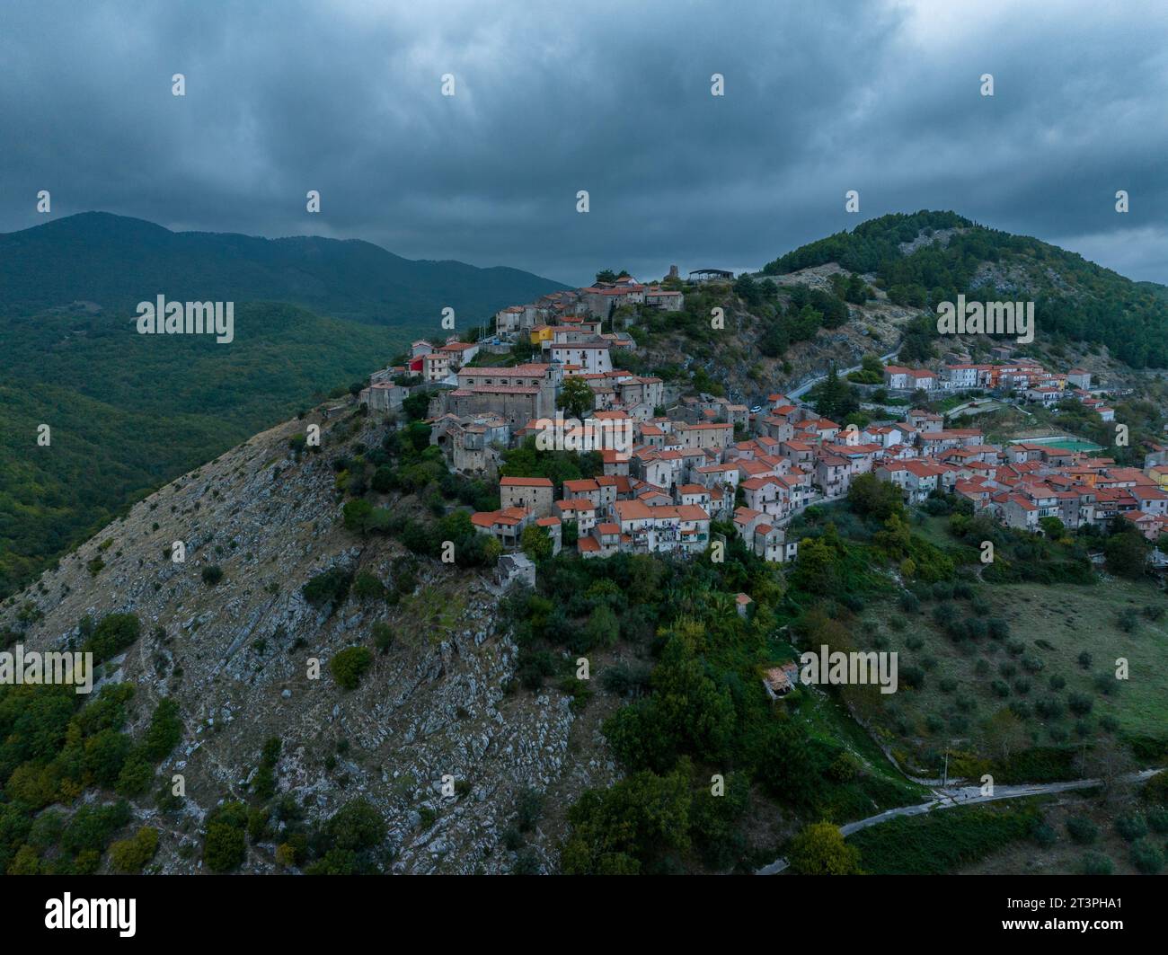 Vista aerea di Longano, una città medievale nella regione Molise, Italia. Foto Stock