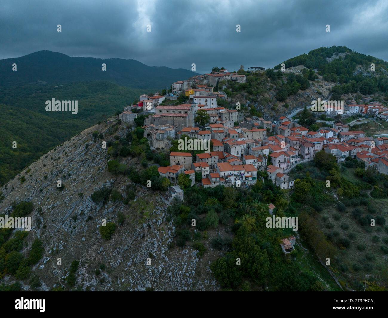 Vista aerea di Longano, una città medievale nella regione Molise, Italia. Foto Stock