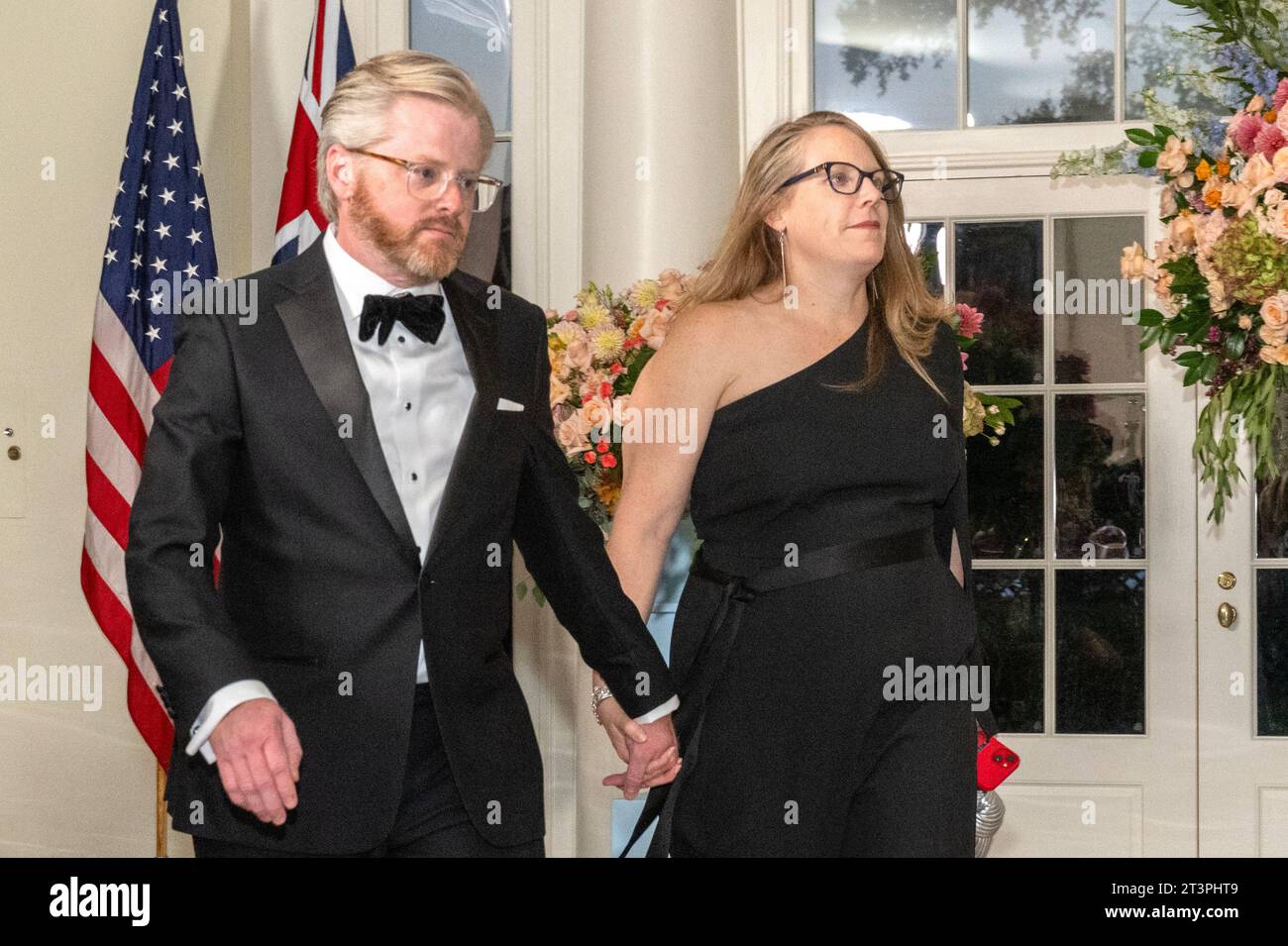 Jen o'Malley Dillon, Assistente del Presidente e Vice Capo di Stato maggiore, Right, e Patrick Dillon arrivano per la cena di Stato in onore del primo Ministro Anthony Albanese dell'Australia e Jodie Haydon nell'area Booksellers della Casa Bianca di Washington DC mercoledì 25 ottobre 2023.credito: Ron Sachs/CNP /MediaPunch Foto Stock