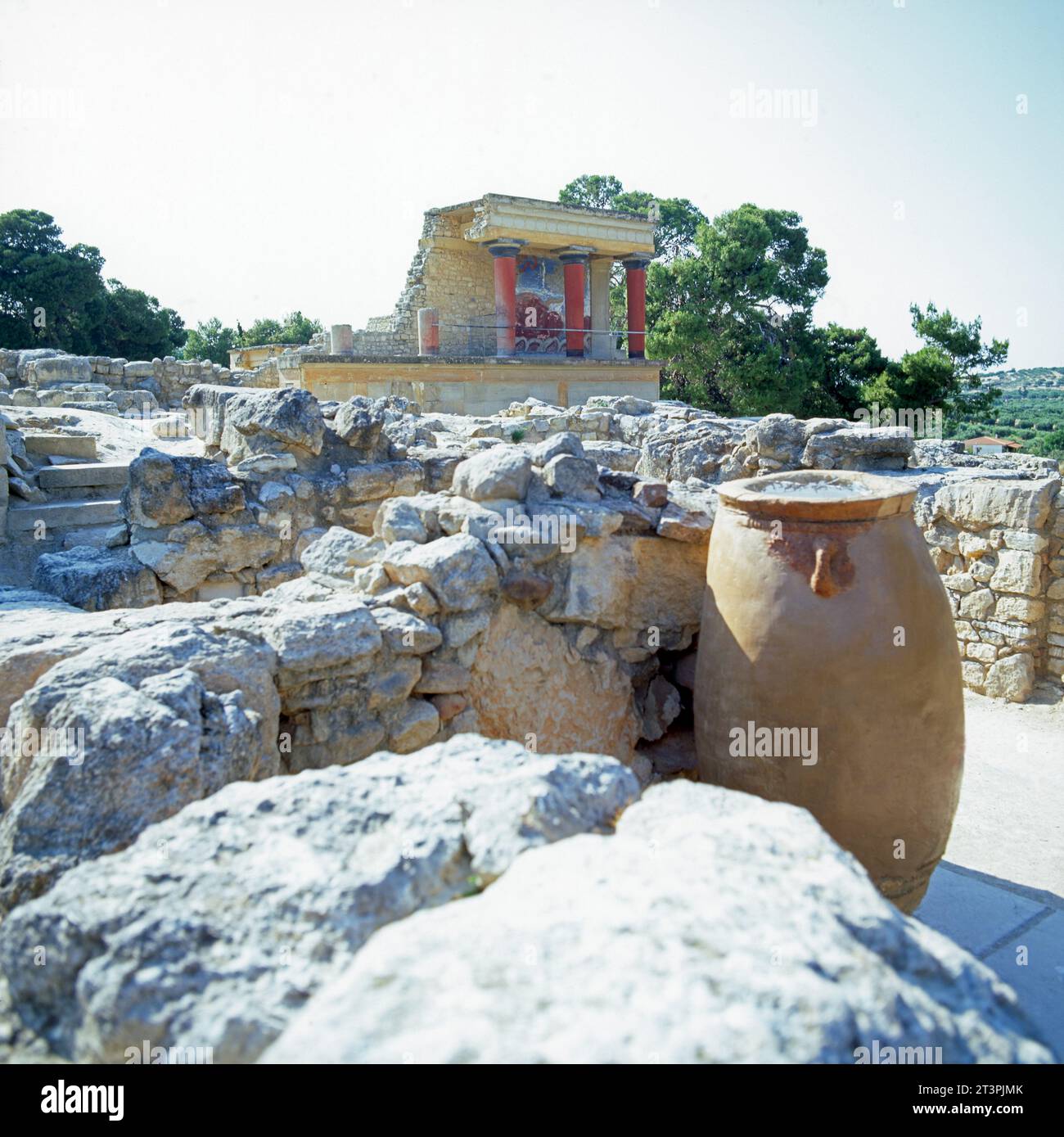 Cnosso, Kreta: Blick über Mauerreste mit einer Amphore auf den rekonstruierten Nordwestportikus * sito archeologico di Cnosso con portico a nord-ovest Foto Stock