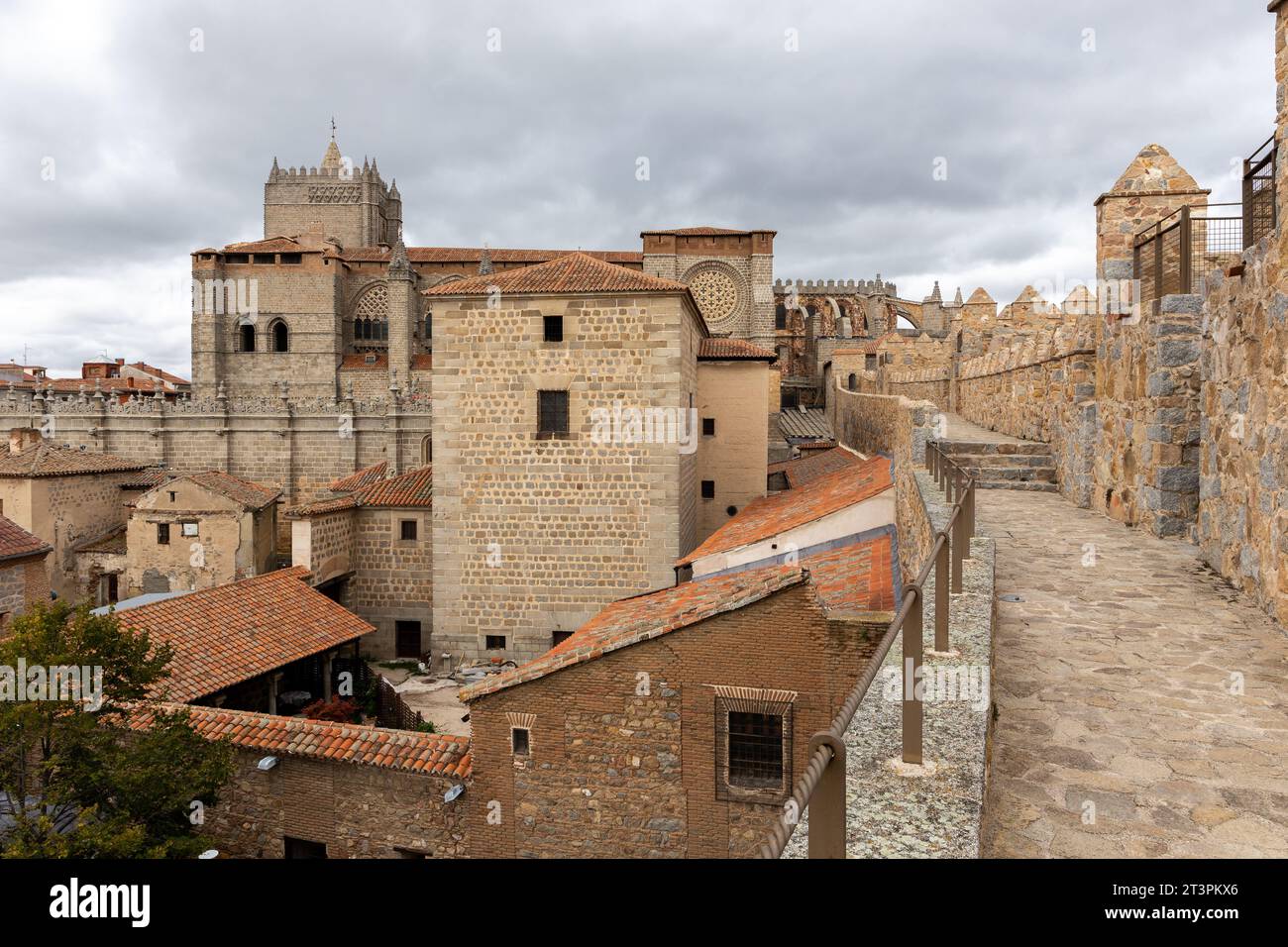 Mura di Avila (Muralla de Avila), Spagna, mura romaniche medievali in pietra con cattedrale di Avila incorporata nelle mura, torri, merlature. Foto Stock