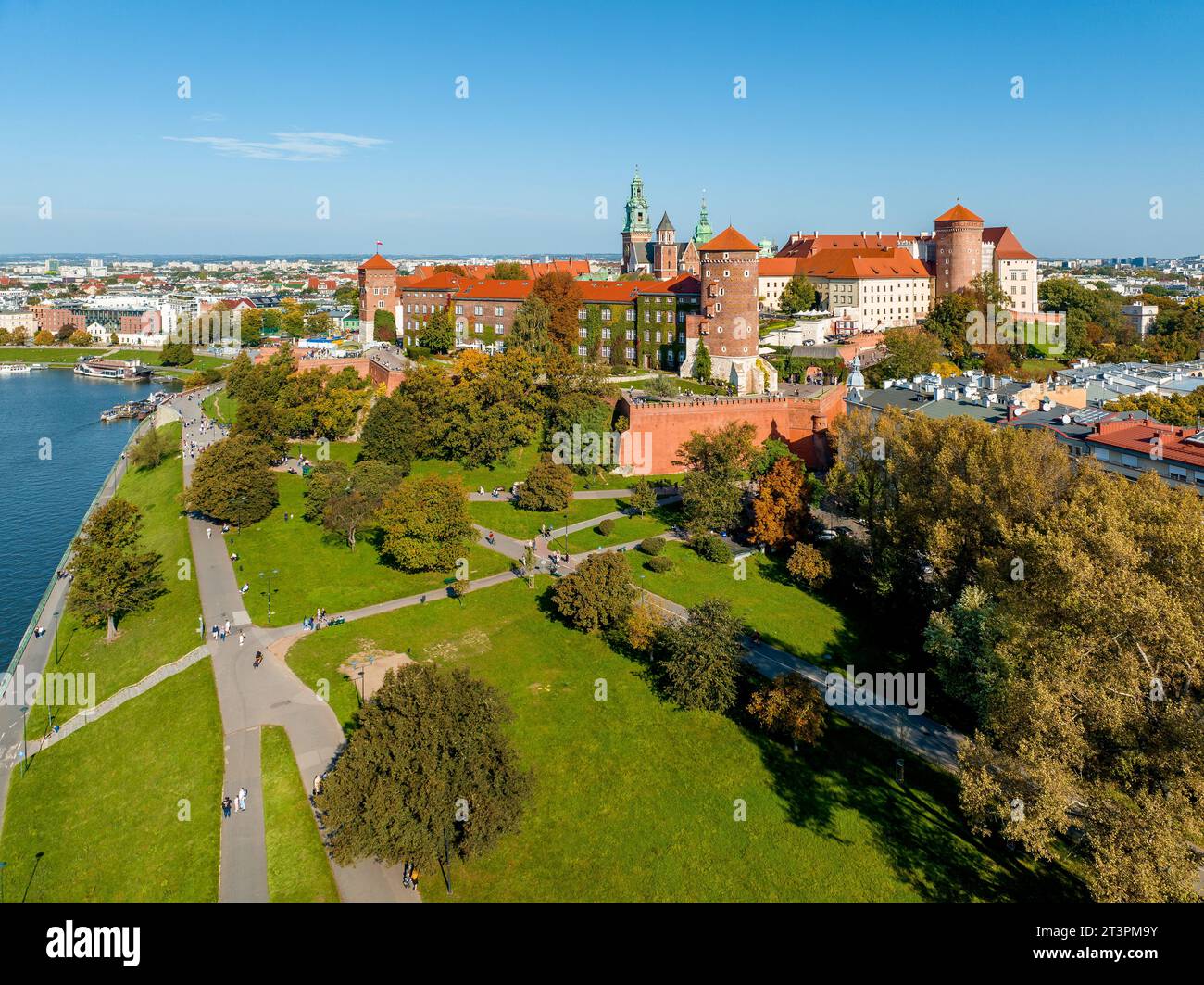 Cracovia, Polonia. Castello e cattedrale reali di Wawel, parchi pubblici, passeggiate e viali lungo il fiume Vistola. Gente che cammina e piccolo porto con To Foto Stock